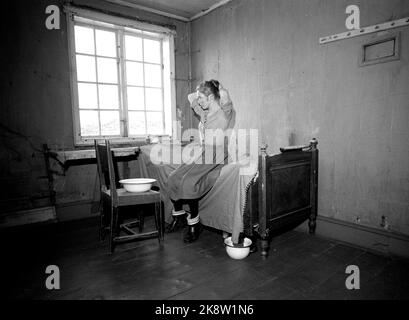 Kjerringøy 19620623. Film d'enregistrement basé sur 'Pan' de Hamsun sur Kjerringøy. Ici, Liv Ullmann qui joue l'Eva du forgeron dans l'aile serveur dans le bâtiment principal de Kjerringøy. Photo: Sverre A. Børretzen courant / NTB Banque D'Images