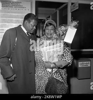 Oslo 19620321. Ella Fitzgerald, chanteuse de jazz et musicienne de jazz, et Oscar Peterson à leur arrivée à l'aéroport de Fornebu. Photo Jan Nordby / NTB / NTB Banque D'Images