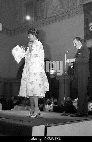 Oslo 19600917. Défilé de mode de vêtements de mère qui a été présenté à un grand public de Bristol. Voici une chemise de nuit en nylon blanc avec peignoir conçu pour le journal en carton, prix 150 couronnes. Les conférences sont Arne Hestènes. Photo: Sverre A. Børretzen courant / NTB Banque D'Images