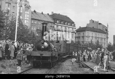 Oslo 1954. Le chemin de fer célèbre 100 ans en 1954. Le NSB a son anniversaire de 100th. Le point culminant du Jubilé de chemin de fer - du moins pour le grand public, était le départ de Framnes -Express de la gare de Pipervigens. Plusieurs milliers de personnes se sont rassemblées sur la place de l'hôtel de ville lorsque le petit train étrange avec le roi et le prince héritier et un certain nombre d'autres invités à bord, a défilé à l'exposition de Framnes. Photo archive NTB / ntb Banque D'Images