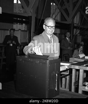 Oslo 19531012 les élections parlementaires de 1953 ont été les premières élections après l'abrogation de la section paysanne. Le Parti travailliste obtient la majorité. Ici, le ministre des Affaires étrangères Halvard Lange vote. Photo: NTB / NTB Banque D'Images