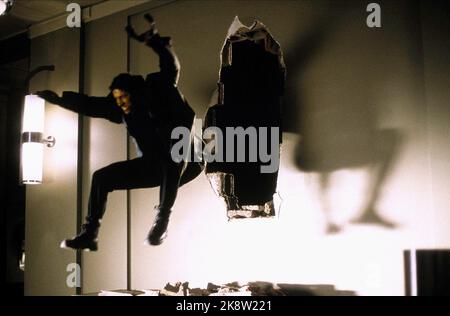 Ray Park film: X-Men (USA 2000) personnages: Toad Director: Bryan Singer 13 juillet 2000 **AVERTISSEMENT** cette photographie est à usage éditorial exclusif et est le droit d'auteur de 20th CENTURY FOX et/ou le photographe assigné par la Société de film ou de production et ne peut être reproduite que par des publications dans le cadre de la promotion du film ci-dessus. Un crédit obligatoire à 20th CENTURY FOX est requis. Le photographe doit également être crédité lorsqu'il est connu. Aucune utilisation commerciale ne peut être accordée sans l'autorisation écrite de la Société du film. Banque D'Images