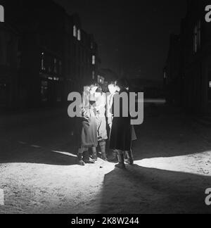 Harstad 19510310 présence de paraffine dans Harstad. Le rationnement de puissance entraîne l'utilisation et l'utilisation de lampes à paraffine et d'amorces dans Harstad. Photo; Sverre A. Børretzen / actuel / NTB Banque D'Images