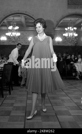 Oslo 19600917. Défilé de mode de vêtements de mère qui a été présenté à un grand public de Bristol. Voici une robe de compagnie bleue en plissè avec des gants blancs et une chaîne de perles. Photo: Sverre A. Børretzen courant / NTB Banque D'Images