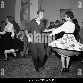 Oslo 19570905: Rock'n roll avec danse au club de loisirs de Hammersborg. Balançoire et rock dansant pour les jeunes dans des vêtements typiques. Photo: NTB / NTB Banque D'Images