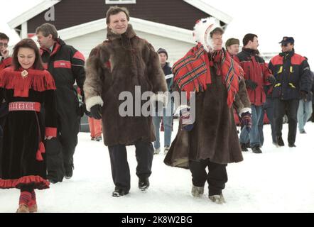 Karasjok 19950221. Le Premier ministre Gro Harlem Brundtland lors de sa visite à Karasjok, où elle a également visité le Parlement sami. Brundtland en costume sami sur le chemin de courir des traîneaux dessinés par des rennes. Photo: Gorm Kallestad NTB / NTB Banque D'Images