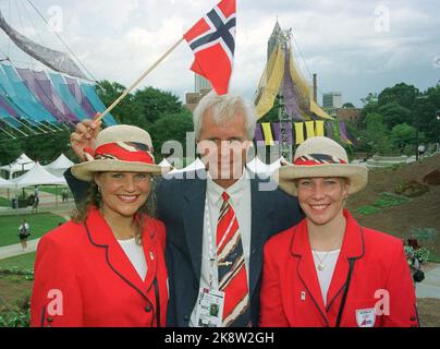 Atlanta 19960718: Le Président du sport Arne Myhrvold a fmed drapeau norvégien avec les tireurs Lindy Hansen (t.h) et Hanne Vataker (t.v) après le drapeau norvégien élevant dans le camp olympique NTB-photo Bjørn Sigurdsøn / NTB OL / ATLANTA / Pre -image / Groupe / Banque D'Images