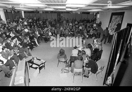 Oslo 19740126. Le Théâtre national a mis en place une loi sur les filles. Il s'agit de l'égalité des femmes sur le lieu de travail à la maison et de l'oppression dans la société, elles décident de faire grève. Dans le jeu, nous rencontrons quatre femmes. Trois d'entre eux sont des femmes qui se lavent et un conducteur de grue. Les deux acteurs masculins Lars Andreas Larssen et Eilif Armand jouent des maris et des représentants d'affaires. Ici de la première à Romsås où il a été emballé, mais ils sont promis une autre performance. Photo: Aage Storløkken Current / NTB Banque D'Images