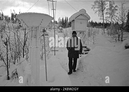 Rena janvier 1963 vague de froid à Rena, l'un des endroits les plus froids de Norvège. Ici Arthur Westgaard, l'homme qui s'adapte à la station météorologique locale de Haugedalshøgda, vient de lire par le thermomètre. Il a montré 35 degrés moins. Photo: Sverre A. Børretzen / actuel / NTB Banque D'Images