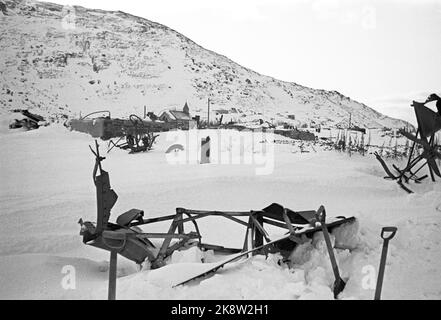 Hammerfest novembre 1945. La restauration dans le nord de la Norvège après la guerre. Raclage du fer. Métal déformé. Spades photographe : H. E. / NTB Banque D'Images