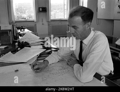 Oslo à l'été 1966: Le populaire programme de radio "The Travel radio" est en cours pour la troisième année consécutive. La terre et la plage autour des journalistes Voyage pour transmettre l'humeur d'été parmi les gens de vacances. La météo est un élément important des émissions de Travel radio. Ici, le météorologue Håkon Råstad de l'Institut météorologique prépare l'avis d'aujourd'hui. Photo: Lie et Børretzen / actuel / NTB Banque D'Images