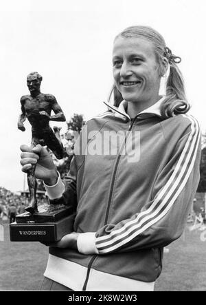 Larvik 19790812 : l'athlète Grete Waitz reçoit le prix Nurmi lors du NM en athlétisme. Ici Waitz avec la statuette. Photo: Svein Hammerstad / NTB / NTB Banque D'Images