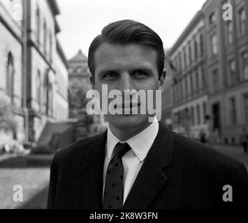 Oslo 196306. Auteur Finn Alnæs, portrait. Il a remporté le prix norvégien dans le concours de la Roumanie nordique, et est sur le chemin de Gyldendal Forlag pour recevoir le prix. Photo Ivar Aaserud / courant / NTB Banque D'Images