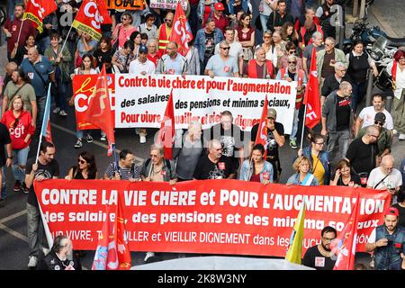 Marseille, France. 22nd octobre 2022. Les manifestants brandissent des bannières et des drapeaux pendant la manifestation. Nouvelle mobilisation de l'Union de la CGT (Confédération générale du travail) à Marseille contre le coût élevé de la vie. Crédit : SOPA Images Limited/Alamy Live News Banque D'Images