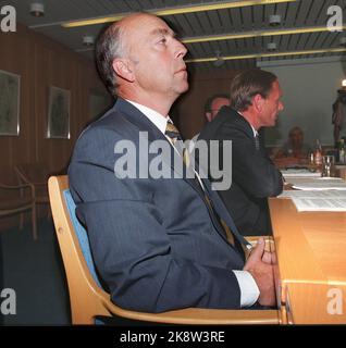 Rena. La société de pierre angulaire Rena Karton près de la faillite. La compagnie, la municipalité et la communauté locale luttent pour la poursuite de leurs activités. La photo: Rena Kartong ne reçoit aucun soutien de la SND, a annoncé le PDG Tore Tønne de SND (t.v.) et le président Frode Alhaug lors d'une conférence de presse mardi après-midi. (NTB-photo Morten Holm) Banque D'Images