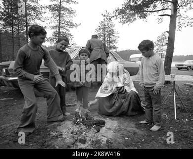 197206. Une vieille gitane a fait un feu sous la pluie dans le camp de l'Innhavet, avec des enfants. La Compagnie tzigane de 65 Tsiganes apatrides, qui sont venus en Norvège de Finlande sans permis d'entrée, a été expulsée et transportée hors du pays avec des cartes de police. Photo Åge Storløkken / actuel / NTB Banque D'Images