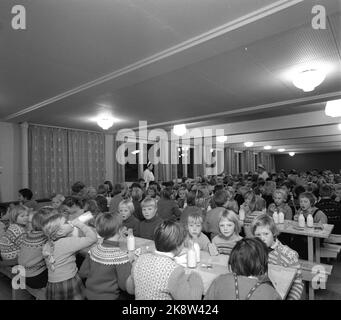 Oslo, 8 décembre 1959. École Hauketo à Prinsdal. Ici, du petit déjeuner de l'école dans la salle à manger. Du lait et du pain croustillant au fromage de chèvre étaient au menu. Photo: Aage Storløkken / actuel / NTB Banque D'Images