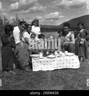 Lillehammer 1955 - du camp tzigane à Vingnes. Trois des quatre familles vivant dans le camp ont été informés de quitter le pays dans les 10 jours. Selon la loi norvégienne, « les Tsiganes ou les autres passeurs qui n'ont pas la citoyenneté norvégienne ne devraient pas avoir accès au royaume. » Un samovar avec du thé appartient à tous les repas. Toute la famille s'est rassemblée autour de la table à l'extérieur. Repas. Photo: Aage Storløkken / actuel / NTB Banque D'Images