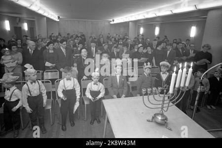 Oslo 19601128 Chanukka dure jusqu'à Pâques. Le parti Chanukka a commencé - le parti lumière juif. Pendant huit jours, les Juifs durent. De la célébration dans la synagogue de la communauté religieuse de la mosaïque à Oslo. Garçons dans la belle station sur le premier banc - chemises blanches, bretelles et boucles. Photo: Sverre A. Børretzen / actuel / NTB Banque D'Images