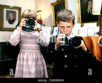 Asker 197909 : la famille des Prince de la Couronne à Skaugum, septembre 1979. Le couple du Prince héritier et les enfants ont été photographiés chez eux à Skaugum. La photo : le Prince Haakon Magnus et la princesse Märtha Louise se font un essai de l'équipement photo pour les photographes de presse. Photo: Bjørn Sigurdsøn / NTB / NTB Banque D'Images