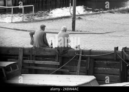 Oslo à l'été 1962. Une promenade le long de l'Akerselva de OS à OS. Ici de Vaterland, où un couple part une bouteille sur le quai. 'Un tout, un demi-un sur deux ..' Photo: Åge Storløkken / actuel / NTB. Lok physique: Actuel 1962 No. 37: Akerselva, vous avez vieux vous gris. Banque D'Images