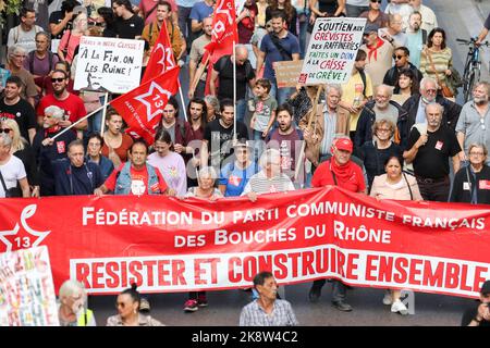 Marseille, France. 22nd octobre 2022. Les manifestants tiennent une bannière, des drapeaux et des écriteaux exprimant leur opinion pendant la manifestation. Nouvelle mobilisation de l'Union de la CGT (Confédération générale du travail) à Marseille contre le coût élevé de la vie. (Photo de Denis Taust/SOPA Images/Sipa USA) crédit: SIPA USA/Alay Live News Banque D'Images