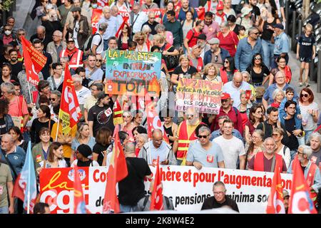 Marseille, France. 22nd octobre 2022. Les manifestants tiennent une bannière, des drapeaux et des écriteaux exprimant leur opinion pendant la manifestation. Nouvelle mobilisation de l'Union de la CGT (Confédération générale du travail) à Marseille contre le coût élevé de la vie. (Photo de Denis Taust/SOPA Images/Sipa USA) crédit: SIPA USA/Alay Live News Banque D'Images