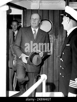 Oslo 19550914. Le prince héritier Olav accueille l'équipage et les officiers à bord du navire 'M/S Chr. Bjelland' de Stavanger est situé à Oslo avant le départ pour l'île de Pâques. Ici, nous voyons Thor Heyerdahl dans la porte avec le prince héritier Olav. Photo: Jan Nordby / Archives NTB Banque D'Images