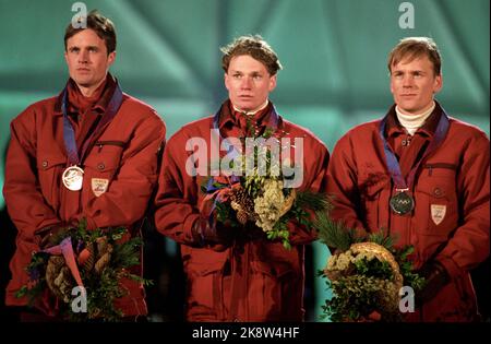 Lillehammer Jeux olympiques d'hiver de 19940224 à Lillehammer. Cérémonie de médaille pour la couche combinée. La Norvège a gagné l'argent. Par ex. Fred Børre Lundberg, Bjarte Engen Vik et Knut Tore Apeland. Photo: Pål Hansen / NTB Banque D'Images