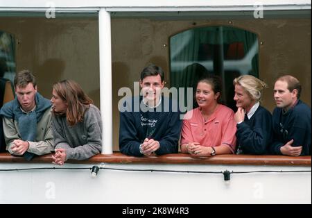 Norvège occidentale, 199308 : croisière en argent. Voyage Westland. Le couple royal norvégien, la reine Sonja et le roi Harald, organisent des croisières en Norvège occidentale à l'occasion de leur mariage d'argent. Image : œil. Jeunes royales à bord du navire royal 'Norway', du prince Guillaume de Luxembourg, de la princesse Sophie Ullens de Schooten, du prince héritier Haakon, de la princesse Alexia, de la princesse Astrid Ullens de Schooten et du prince Edward du Royaume-Uni. Photo: Lise Åserud Banque D'Images