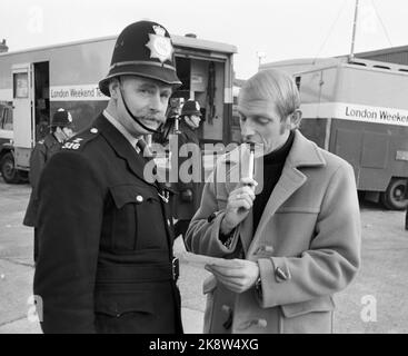 Selhurst Park, Londres 19721125. Journaliste sportif dans NRK Knut TH. Gleditsch en Angleterre pour commenter le match de basculement de samedi à la télévision. Chaque semaine, un des journalistes sportifs de la télévision se rend en Angleterre pour commenter le match. Nous suivons ici Knut TH. Gleditsch part d'Oslo jusqu'à ce qu'il soit de retour. Le gendarme de la police de Londres donne volontiers ses conseils avant le début du match. Photo: Aage Storløkken Current / NTB Banque D'Images