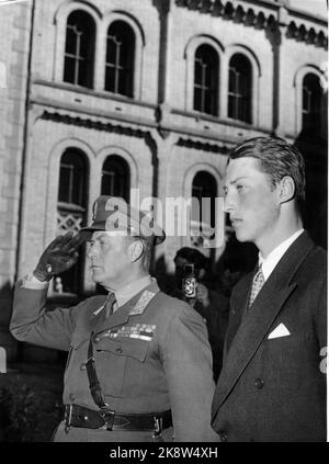 Oslo 19550607 le Prince héritier Olav (TV) et le Prince Harald se sont réunis en dehors du Storting à l'occasion du 50th anniversaire de la résolution 1905 de l'Union. Le prince héritier Olav en uniforme, est honoré. Photo: Centre photo / NTB Banque D'Images