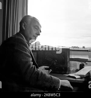 Oslo octobre 1945. "La voix de Londres" Toralv Øksnevad (1891-1975) écoute sa radio Tandberg Sølvsuper 2 dans son nouveau studio à NRK. Øksnevad était un homme de radio et un homme politique bien connu avant la Seconde Guerre mondiale, mais il est plus connu comme un point d'ancrage pour les émissions de la BBC en norvégien pendant la guerre. Øksnevad est considéré comme le fondateur du service moderne de nouvelles de NRK. Photo: Leif Ørnelund / courant / NTBSCANPIX Banque D'Images