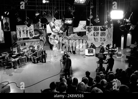 Oslo octobre 1969 NRK a un rabat complet avec son dernier spectacle du samedi 'TV9', une sorte de bingo à la télévision où les téléspectateurs pourraient acheter des coupons de bingo et gagner des téléviseurs. Le revenu a été transféré au Fonds de la radio. Voici un aperçu du studio, avec le public dans le hall, et le grand panneau de bingo en arrière-plan. Photo: Aaserud / courant / NTB Banque D'Images