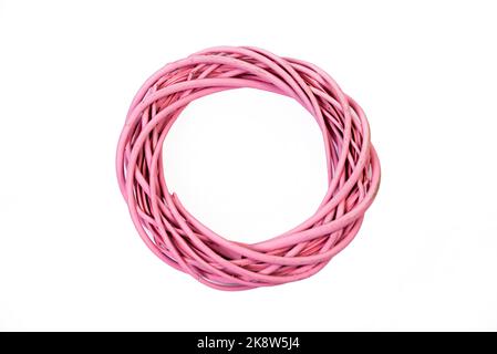 Couronne tissée à partir des branches de la vigne couronne isolée rouge blanc bleu rose brun vigne avec fleurs fruits rowan Banque D'Images