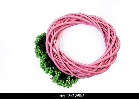 Couronne tissée à partir des branches de la vigne couronne isolée rouge blanc bleu rose brun vigne avec fleurs fruits rowan Banque D'Images