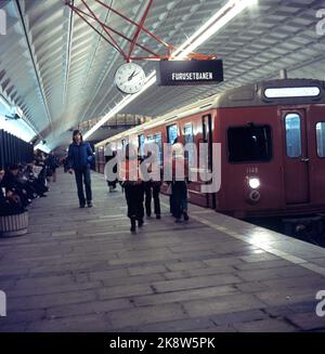 Oslo 1977-03-23: Le métro - station du centre-ville, 23 mars 1977. La station a été ouverte en décembre 1976. Ici arrive le Furusetbanen. Les écoliers sur leur chemin dans la calèche. /Autre nom de la station: Station Stortinget/ photo: Bjørn Sigurdsøn / NTB / NTB Banque D'Images