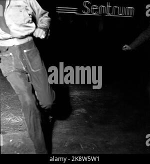 Oslo 19560920. Émeutes après la projection du film 'Rock Around the Clock' qui contenait la mélodie du même nom, dans le cinéma du centre. Des centaines de jeunes font du bruit dans le centre, des émeutes de rochers. Voici un jeune en jeans / pantalon ola qui ressort à l'extérieur du centre du cinéma. Photo: Archives NTB / NTB Banque D'Images