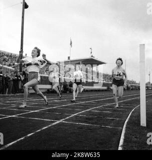 Sarpsborg 19540815 NM en athlétisme. Anne Lise Thoresen (TV) remporte un des exercices de course pour les femmes. Action. Photo: NTB / NTB Banque D'Images