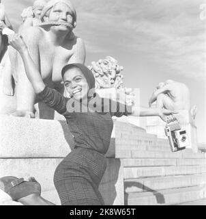 Oslo 19621027. L'artiste Eartha Kitt visite Oslo. Courant sur un voyage de repos avec la chanteuse et danseuse Eartha Kitt. Le voyage a commencé à Vigelandsparken et s'est terminé à Bygdøy. Voici un putty exsubérant dans le parc Vigeland en face des sculptures. Photo: Aage Storløkken Current / NTB Banque D'Images