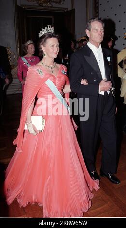 Stockholm 19960501: Roi de Suède, le roi Carl XVI Gustaf 50 ans. Gallafest au château. Les clients royaux arrivent. La photo: La reine Sonja selon l'ancien roi Michel de Roumanie sur le chemin de la fête de Galla. Photo: Bjørn Sigurdsøn Banque D'Images