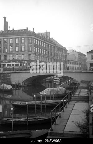 Oslo 19431028 Akerselva au pont de Vaterlands. Bateaux dans la rivière. Trams sur le pont, y compris la ligne de fret d'Oslo Sporveier (TV). Photo: NTB / NTB Banque D'Images