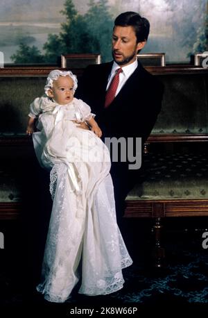 Oslo 19881011 Christian Fredrik Lorentzen est baptisé. Ici photographié avec son père, Haakon Lorentzen dans l'accueil de l'oiseau au château. Photo: Knut falch / NTB Banque D'Images