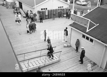 Norvège du Nord 19650724 touristes à l'hôtel Hurtigruta touristes qui veulent voir autant de Norvège que possible, et le soleil de minuit, prendre la route rapide de Bergen à Kirkenes et de retour. Ils vivent dans un hôtel flottant qui les emmène dans de petits endroits et des villes le long de la côte. Passagers sur le quai à Båtsfjord. Photo: Sverre A. Børretzen / actuel / NTB Banque D'Images