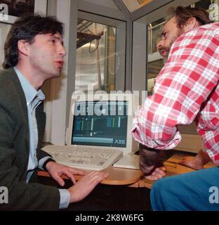 Rena. La société de pierre angulaire Rena Karton près de la faillite. La compagnie, la municipalité et la communauté locale luttent pour la poursuite de leurs activités. La photo: Le ministre de l'Industrie, Jens Stoltenberg, a présenté mardi à Rena Karton une présentation approfondie de la technique informatique derrière le fonctionnement de la nouvelle machine à carton par le machiniste Ronny Andersen. Visites d'affaires. (NTB-photo Rune Petter Ness) Banque D'Images