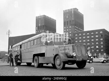 Oslo 19510928 le bus quelque peu spécial du centre automobile de Schøyen, appelé « Ormen Lange », était en principe un camion converti avec une voiture de tourisme montée. La cabine n'avait pas d'électricité, mais elle était chauffée par un poêle à bois que le tickettiste était responsable de tirer. Le bus est passé sur la route Hønefoss. Ici, nous voyons le bus garés à l'extérieur de la nouvelle mairie. Photo: NTB / NTB Banque D'Images