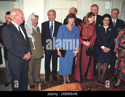 Oslo 19941209: De gauche Yitzhak Rabin, Yasser Arafat, Shimon Peres, Sissel Rønbeck, Mme Suha Arafat, Et Mme Leah Rabin. Sejersted pendant le dîner au Grand Hotel. Le Prix Nobel de la paix 1994 est divisé entre Yasser Arafat, Shimon Peres et Yitzhak Rabin. Arrière (F.) Odvar Nordli, Geir Lundesstad, Francis Sejersted. Photo: Lise Åserud NTB / NTB Banque D'Images