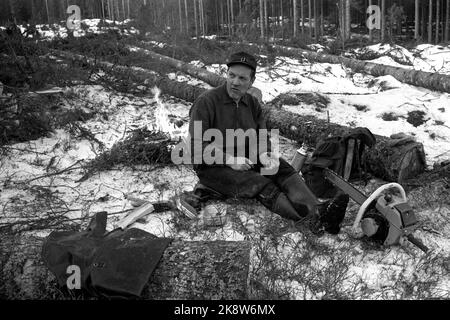 Eidskog février 1965. L'auteur, le parolier et l'enregistreur Hans Børli. Ici, il prend une pause dans les bois. La tronçonneuse est le côté ouest de lui. Brûle les feux de camp. Photo: Ivar Aaserud / courant / NTB Banque D'Images