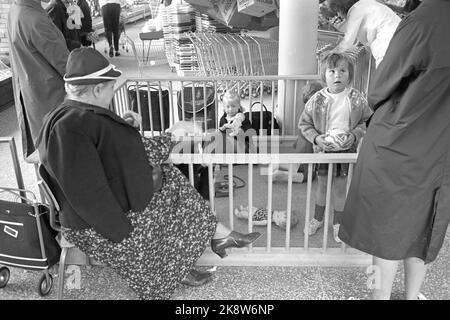 Oslo 19640912 « la bataille de la femme au foyer » la guerre des prix n'est pas effrayante! Cela ne signifie qu'une vive concurrence pour les couronnes que les consommateurs ont à leur disposition. Dans de nombreuses industries, c'est une guerre des prix. Finalement, elle a atteint l'industrie alimentaire, où il est si intensément qu'Oslo fait l'expérience de la lutte pour la femme au foyer. Les enfants emmenés sont placés en toute sécurité dans le parc du magasin, tandis que les mères ramassent les articles dans des paniers et des chariots. Oui, c'est vraiment commencé à la femme au foyer. Photo; Aage Storløkken / Ivar Aaserud / actuel / NTB Banque D'Images