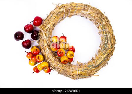 Couronne tissée à partir des branches de la vigne couronne isolée rouge blanc bleu rose brun vigne avec fleurs fruits rowan Banque D'Images